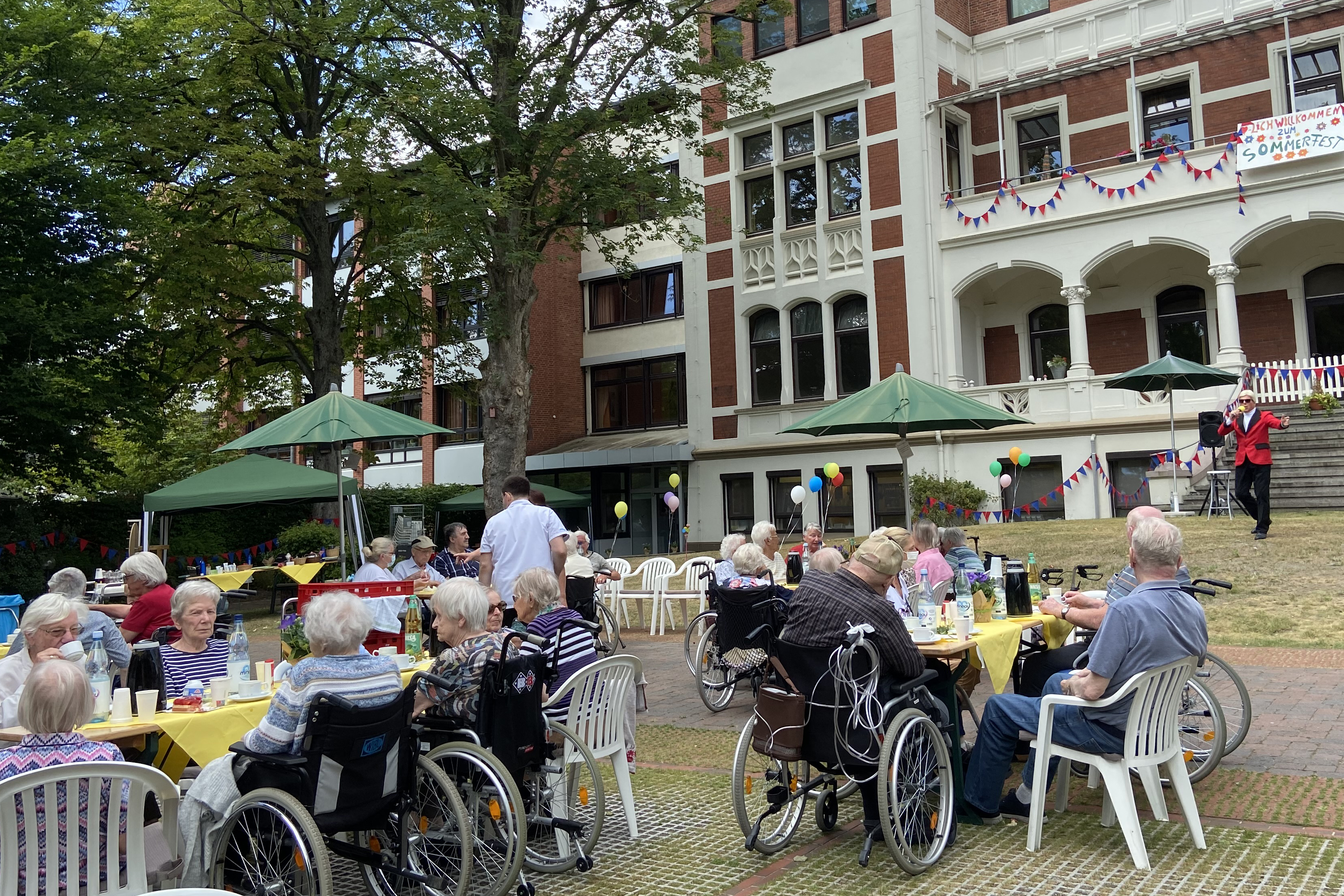 Beste Unterhaltung mit einem Heino-Double genossen die Bewohnerinnen und Bewohner. Fotos: Kerstin Kempermann